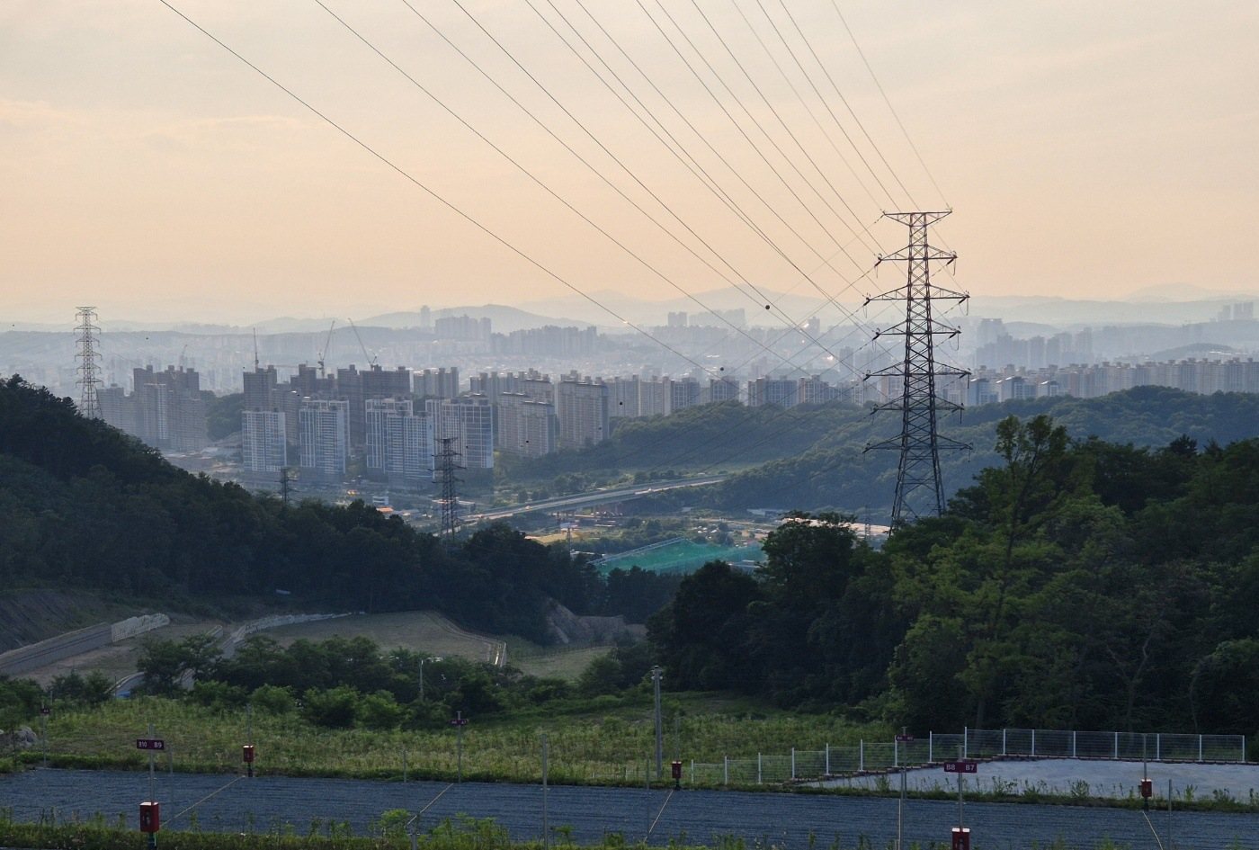 낮에 바라본 청주 별마당 캠핑장 전경